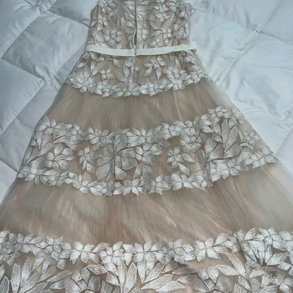 Tadashi Shoji Cream and White Midi Lace Dress - Size 12 - Picture 3 of 4